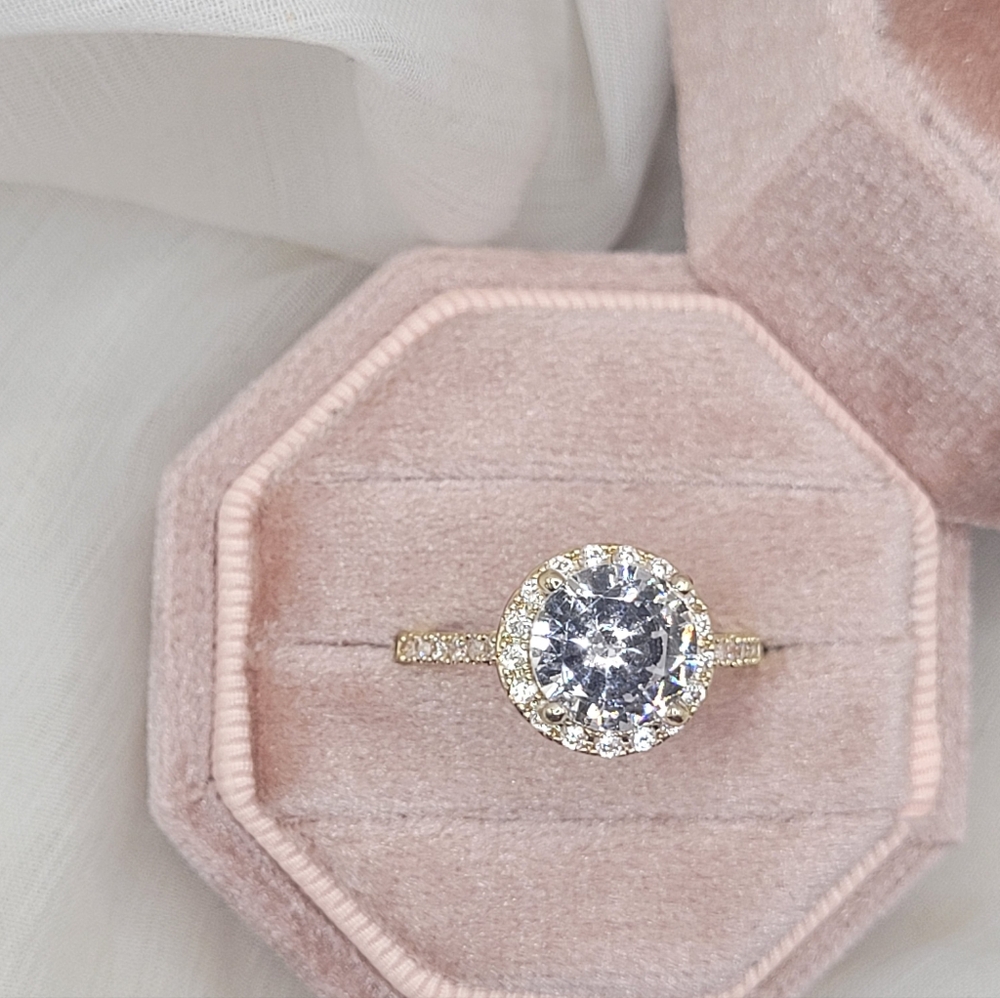 Round Halo Diamond Engagement Ring in Gold